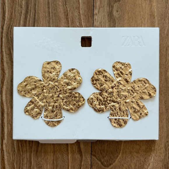 Zara GOLD MAXI FLOWER EARRINGS - Picture 2 of 6